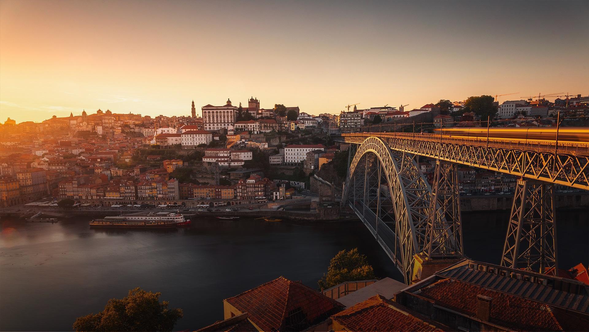 Vista do Porto e da Ponte Dom Luís I ao entardecer